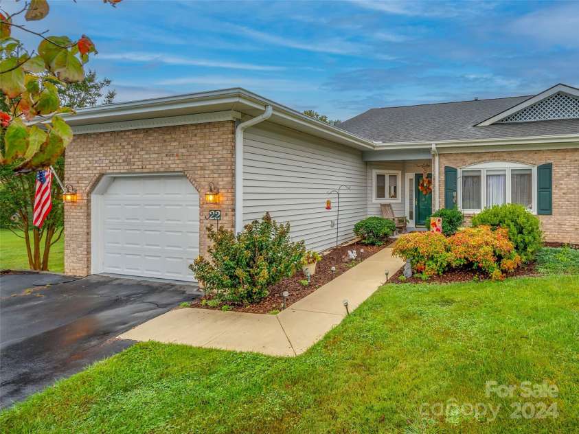 22 Country Meadows Lane, Hendersonville, NC 28792.  MLS# CAR4185375, YatesRealty ID 3734. 