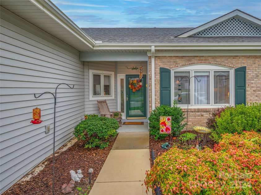 22 Country Meadows Lane, Hendersonville, NC 28792.  MLS# CAR4185375, YatesRealty ID 3734. 