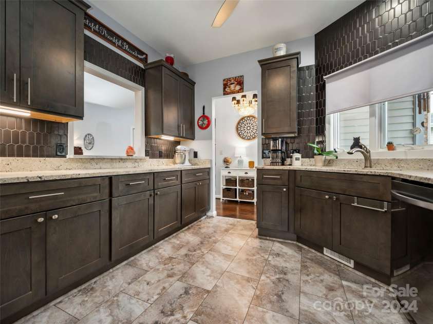 22 Country Meadows Lane, Hendersonville, NC 28792.  MLS# CAR4185375, YatesRealty ID 3734. 