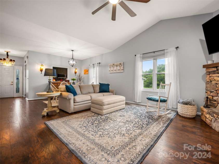 22 Country Meadows Lane, Hendersonville, NC 28792.  MLS# CAR4185375, YatesRealty ID 3734. 