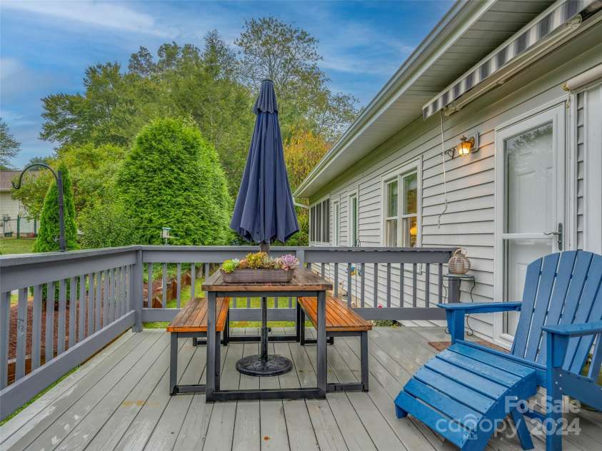 22 Country Meadows Lane, Hendersonville, NC 28792.  MLS# CAR4185375, YatesRealty ID 3734. 