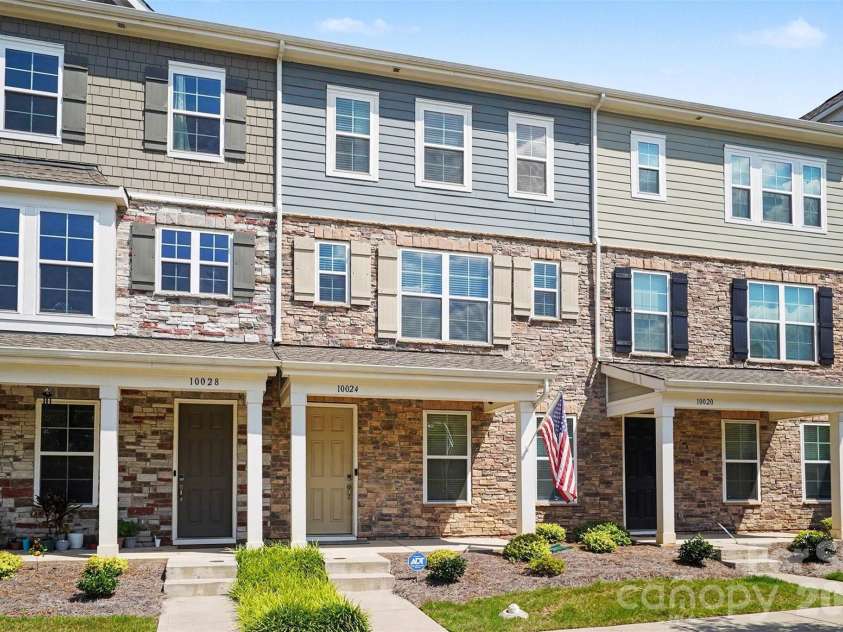 10024 Hemingway Place, Charlotte, NC 28227.  MLS# CAR4403858, YatesRealty ID 37341. 