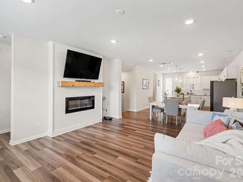 10024 Hemingway Place, Charlotte, NC 28227.  MLS# CAR4403858, YatesRealty ID 37341. 