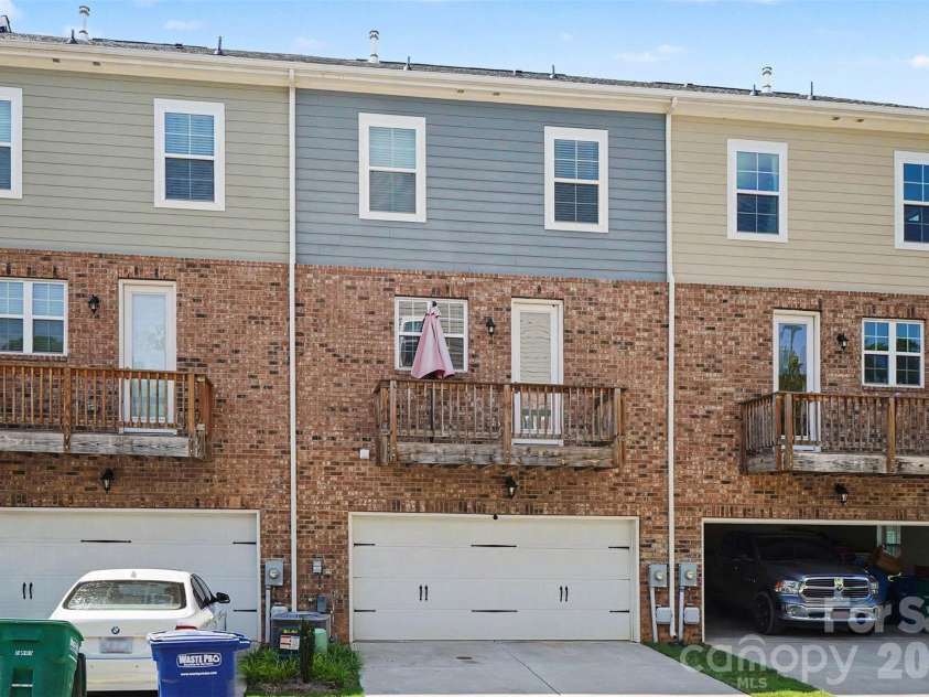 10024 Hemingway Place, Charlotte, NC 28227.  MLS# CAR4403858, YatesRealty ID 37341. 