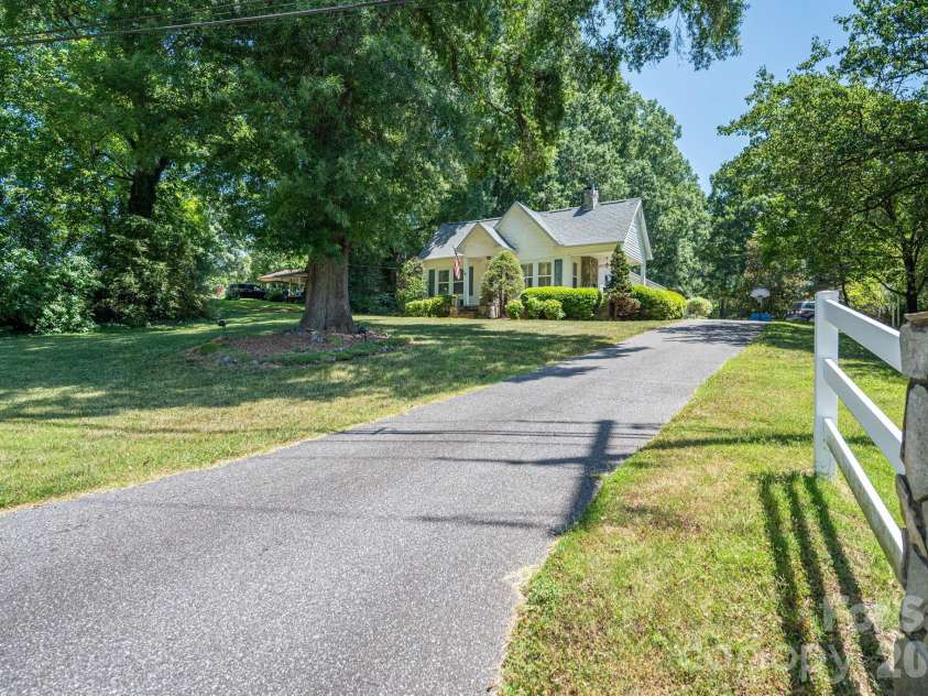3512 Red Norris Drive, Maiden, NC 28650.  MLS# CAR4399949, YatesRealty ID 37342. 