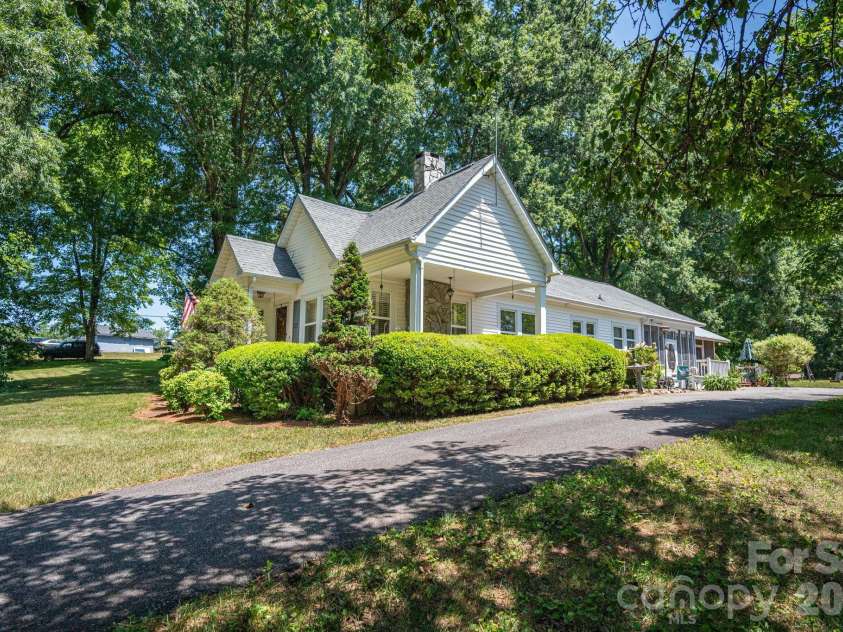 3512 Red Norris Drive, Maiden, NC 28650.  MLS# CAR4399949, YatesRealty ID 37342. 