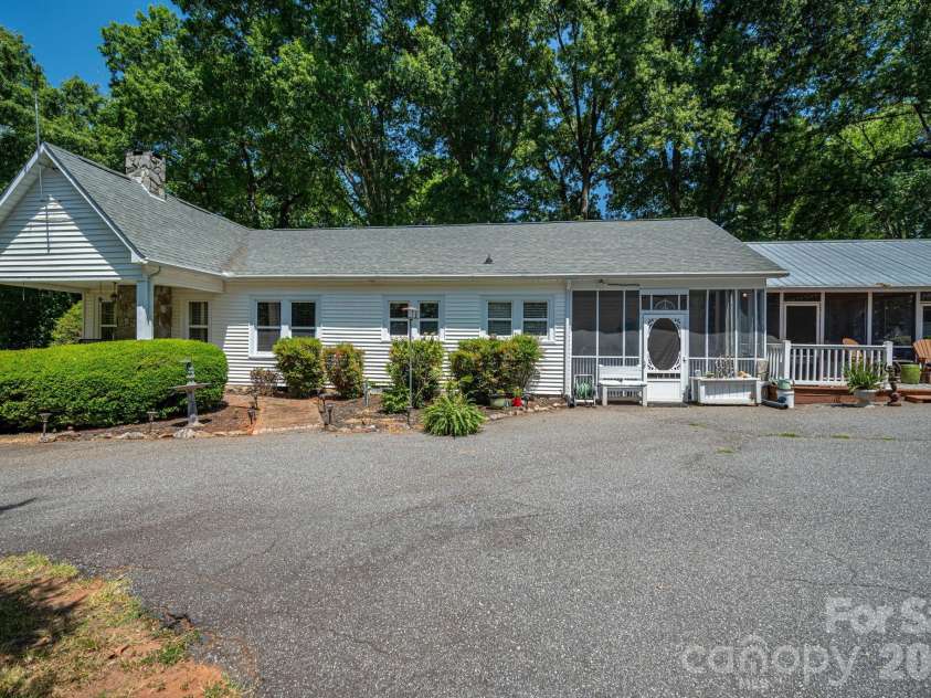 3512 Red Norris Drive, Maiden, NC 28650.  MLS# CAR4399949, YatesRealty ID 37342. 