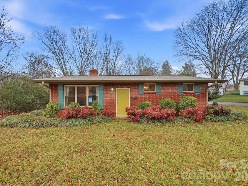 140 29th Avenue Drive, Hickory, NC 28601.  MLS# CAR4338593, YatesRealty ID 3735. 
