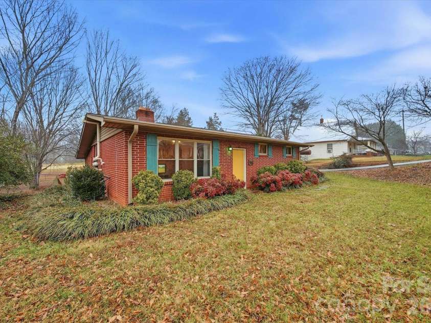 140 29th Avenue Drive, Hickory, NC 28601.  MLS# CAR4338593, YatesRealty ID 3735. 