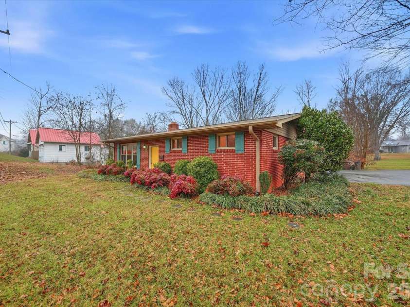 140 29th Avenue Drive, Hickory, NC 28601.  MLS# CAR4338593, YatesRealty ID 3735. 