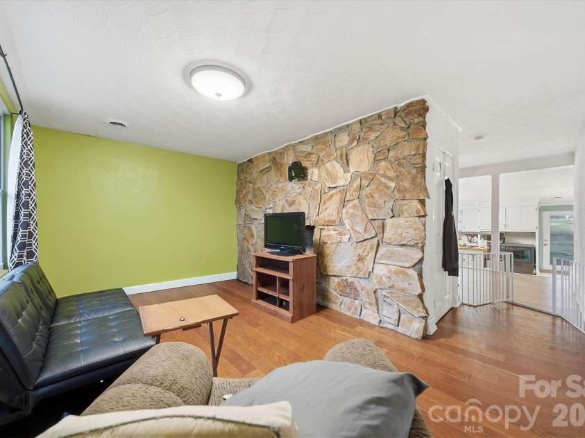 140 29th Avenue Drive, Hickory, NC 28601.  MLS# CAR4338593, YatesRealty ID 3735. 