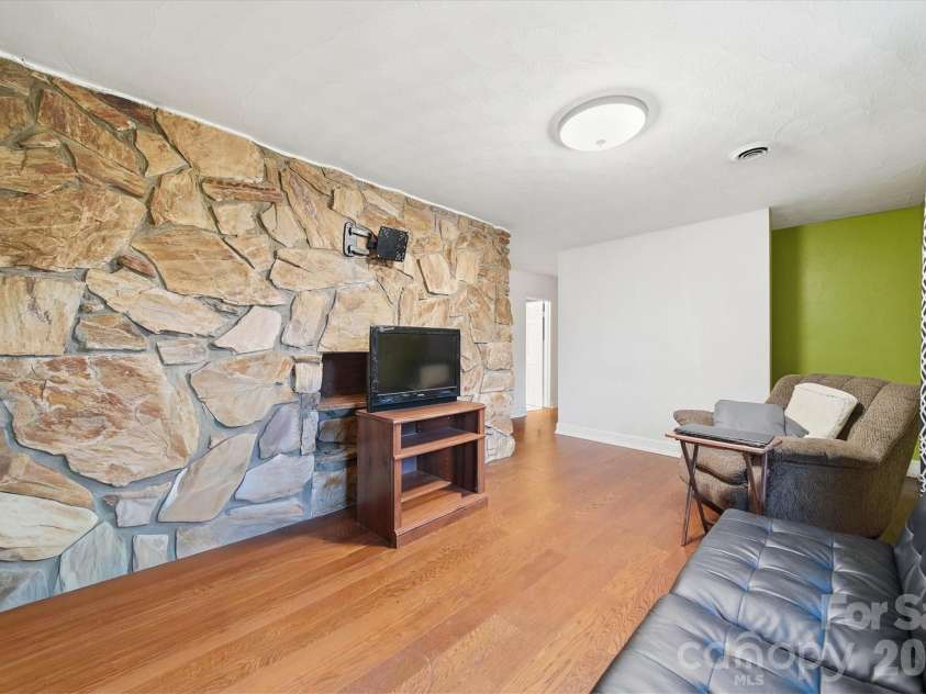 140 29th Avenue Drive, Hickory, NC 28601.  MLS# CAR4338593, YatesRealty ID 3735. 
