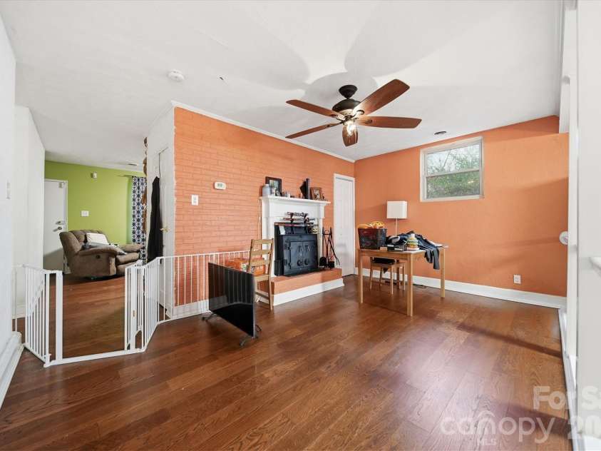 140 29th Avenue Drive, Hickory, NC 28601.  MLS# CAR4338593, YatesRealty ID 3735. 