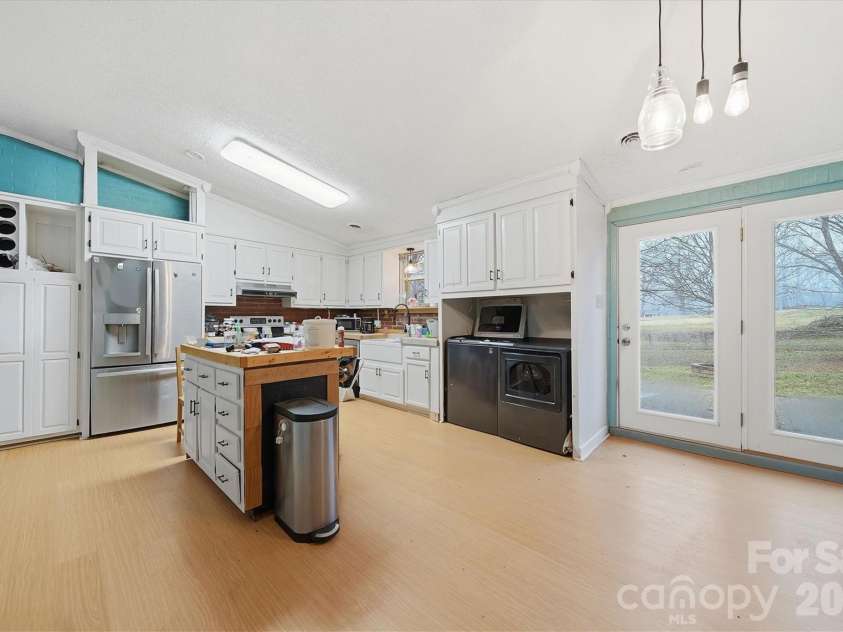 140 29th Avenue Drive, Hickory, NC 28601.  MLS# CAR4338593, YatesRealty ID 3735. 