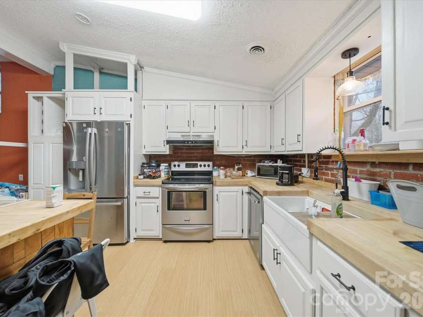 140 29th Avenue Drive, Hickory, NC 28601.  MLS# CAR4338593, YatesRealty ID 3735. 