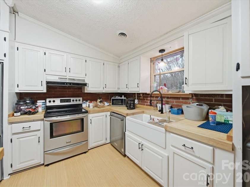 140 29th Avenue Drive, Hickory, NC 28601.  MLS# CAR4338593, YatesRealty ID 3735. 