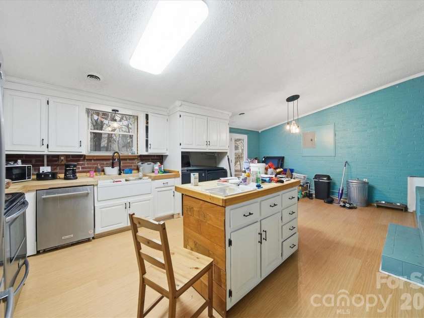 140 29th Avenue Drive, Hickory, NC 28601.  MLS# CAR4338593, YatesRealty ID 3735. 