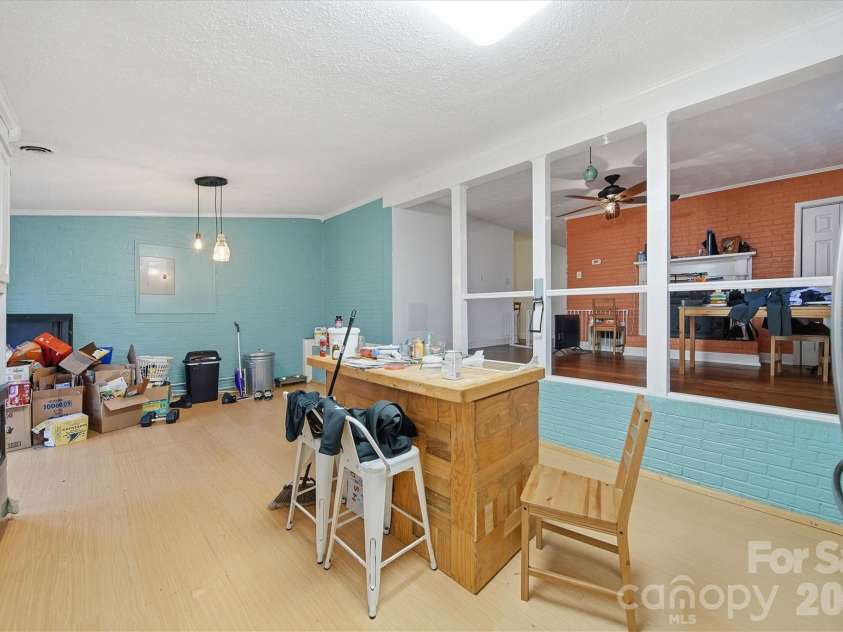 140 29th Avenue Drive, Hickory, NC 28601.  MLS# CAR4338593, YatesRealty ID 3735. 