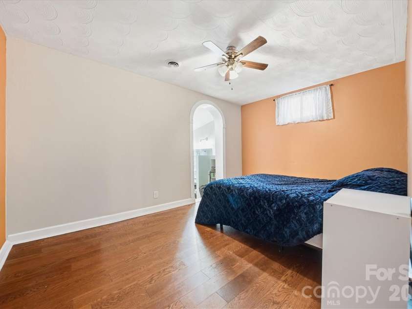 140 29th Avenue Drive, Hickory, NC 28601.  MLS# CAR4338593, YatesRealty ID 3735. 