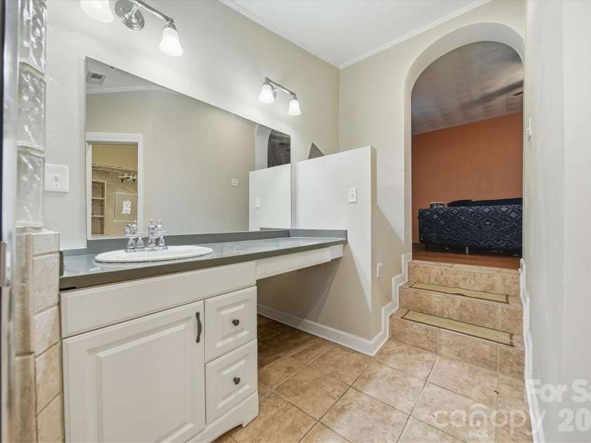 140 29th Avenue Drive, Hickory, NC 28601.  MLS# CAR4338593, YatesRealty ID 3735. 