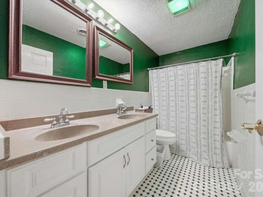 140 29th Avenue Drive, Hickory, NC 28601.  MLS# CAR4338593, YatesRealty ID 3735. 