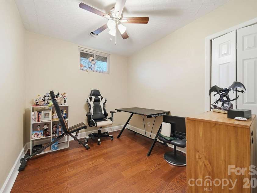 140 29th Avenue Drive, Hickory, NC 28601.  MLS# CAR4338593, YatesRealty ID 3735. 