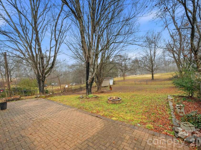 140 29th Avenue Drive, Hickory, NC 28601.  MLS# CAR4338593, YatesRealty ID 3735. 