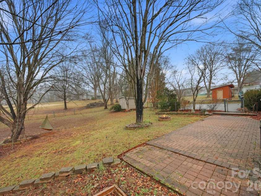 140 29th Avenue Drive, Hickory, NC 28601.  MLS# CAR4338593, YatesRealty ID 3735. 