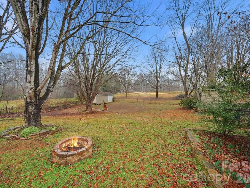 140 29th Avenue Drive, Hickory, NC 28601.  MLS# CAR4338593, YatesRealty ID 3735. 