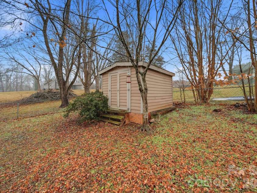 140 29th Avenue Drive, Hickory, NC 28601.  MLS# CAR4338593, YatesRealty ID 3735. 