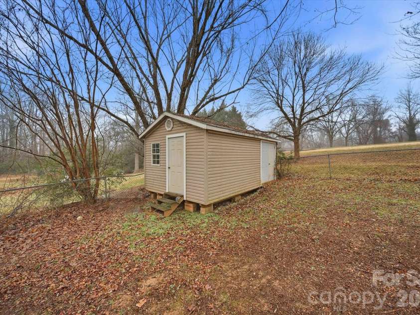 140 29th Avenue Drive, Hickory, NC 28601.  MLS# CAR4338593, YatesRealty ID 3735. 