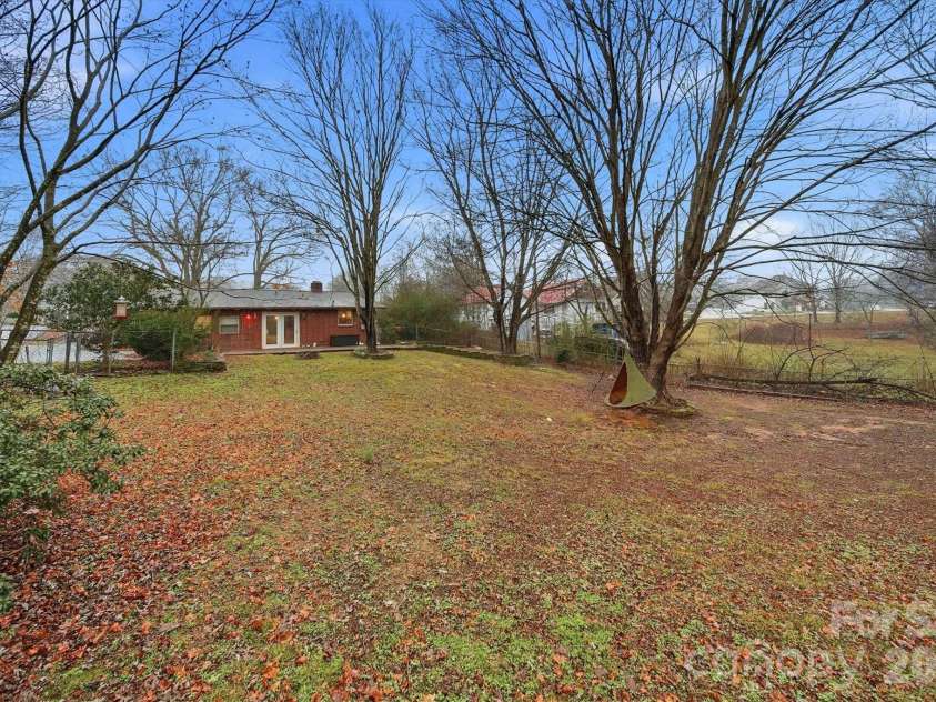 140 29th Avenue Drive, Hickory, NC 28601.  MLS# CAR4338593, YatesRealty ID 3735. 