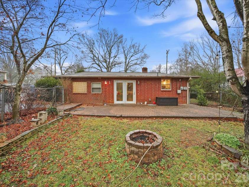 140 29th Avenue Drive, Hickory, NC 28601.  MLS# CAR4338593, YatesRealty ID 3735. 