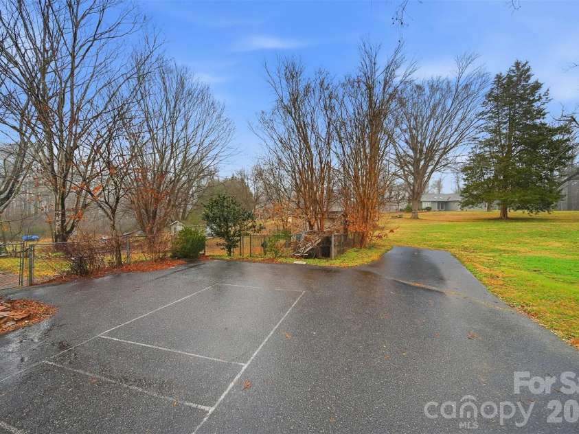 140 29th Avenue Drive, Hickory, NC 28601.  MLS# CAR4338593, YatesRealty ID 3735. 