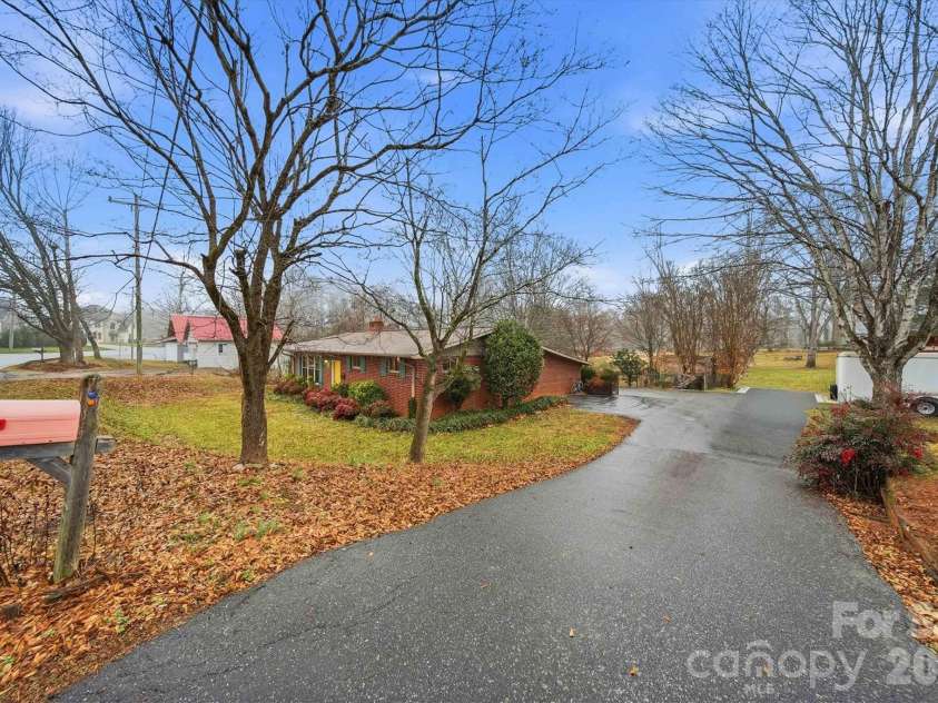 140 29th Avenue Drive, Hickory, NC 28601.  MLS# CAR4338593, YatesRealty ID 3735. 