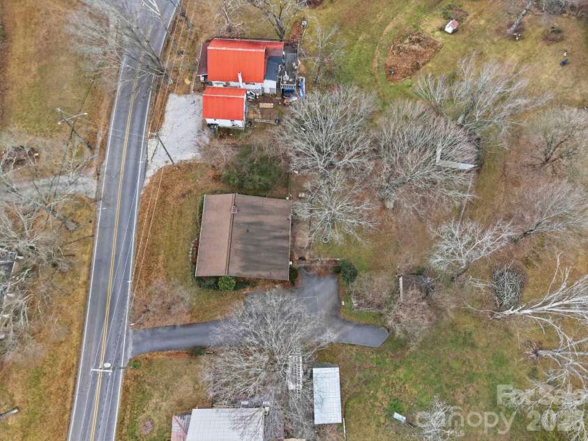 140 29th Avenue Drive, Hickory, NC 28601.  MLS# CAR4338593, YatesRealty ID 3735. 