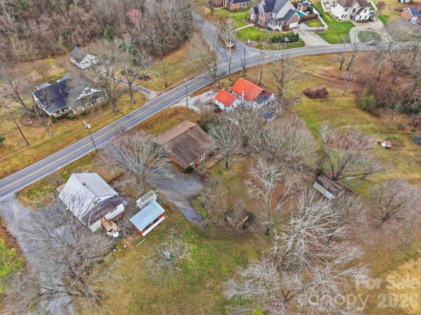 140 29th Avenue Drive, Hickory, NC 28601.  MLS# CAR4338593, YatesRealty ID 3735. 