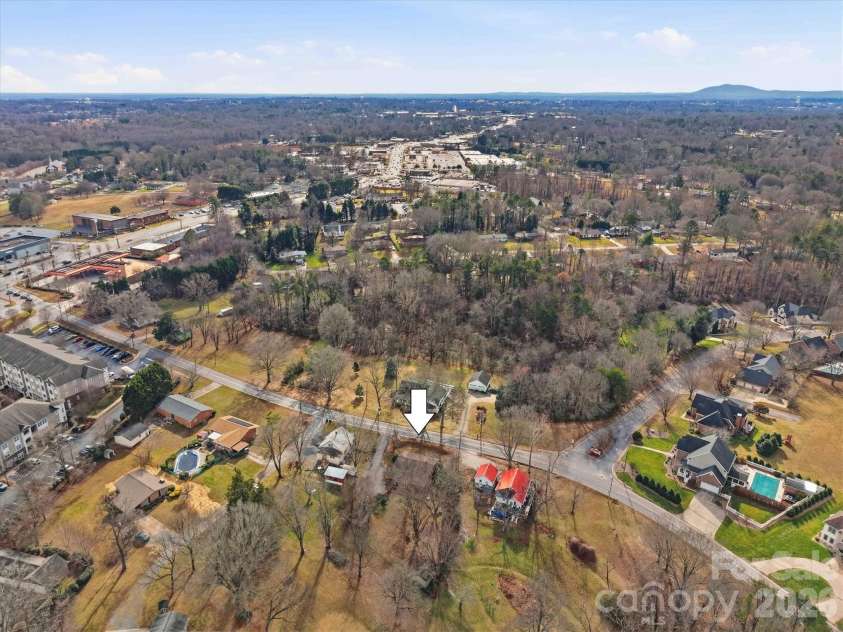 140 29th Avenue Drive, Hickory, NC 28601.  MLS# CAR4338593, YatesRealty ID 3735. 