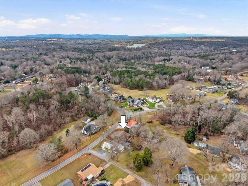 140 29th Avenue Drive, Hickory, NC 28601.  MLS# CAR4338593, YatesRealty ID 3735. 