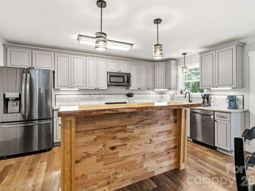 34 Aster Ridge Drive, Waynesville, NC 28786.  MLS# CAR4399718, YatesRealty ID 37351. Kitchen Bar Area