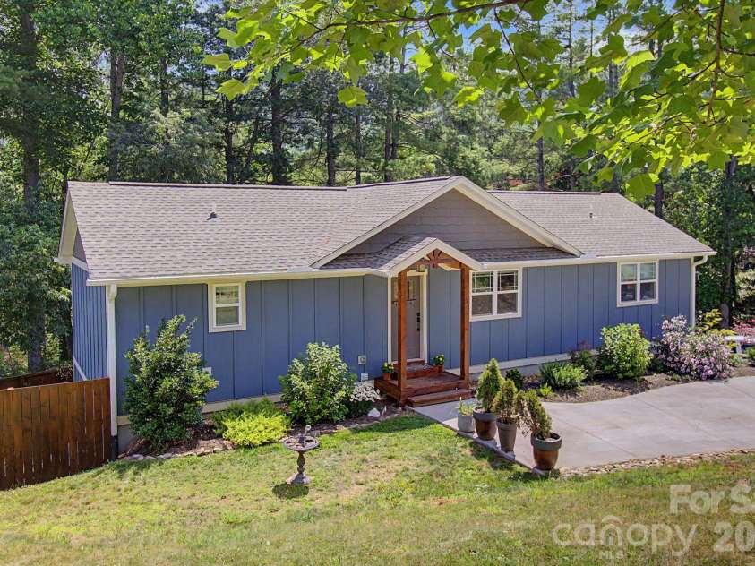 34 Aster Ridge Drive, Waynesville, NC 28786.  MLS# CAR4399718, YatesRealty ID 37351. Welcome to 34 Aster Ridge Road.