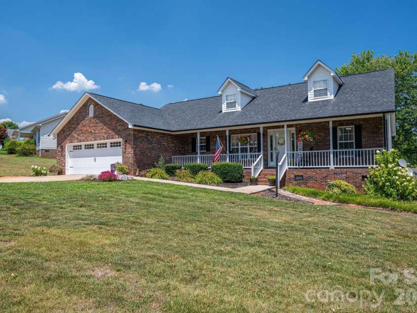 2524 Old Pond Drive, Lincolnton, NC 28092.  MLS# CAR4398772, YatesRealty ID 37352. 