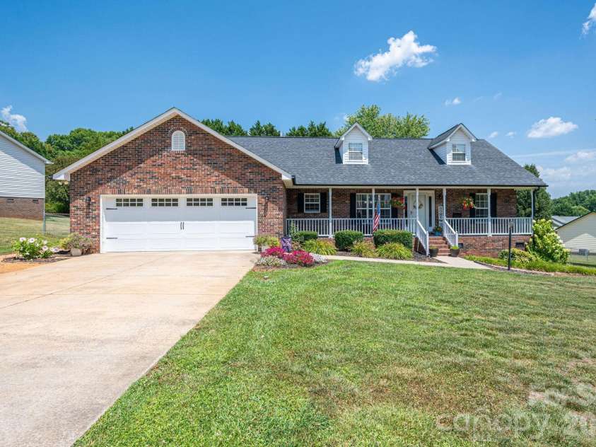 2524 Old Pond Drive, Lincolnton, NC 28092.  MLS# CAR4398772, YatesRealty ID 37352. 