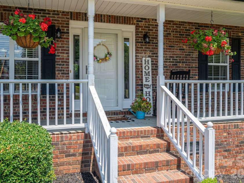 2524 Old Pond Drive, Lincolnton, NC 28092.  MLS# CAR4398772, YatesRealty ID 37352. 