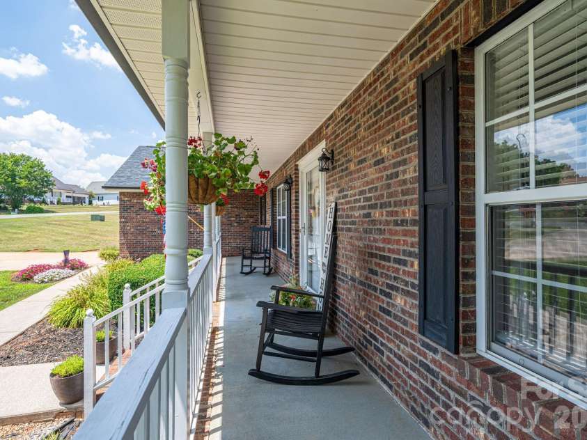 2524 Old Pond Drive, Lincolnton, NC 28092.  MLS# CAR4398772, YatesRealty ID 37352. 