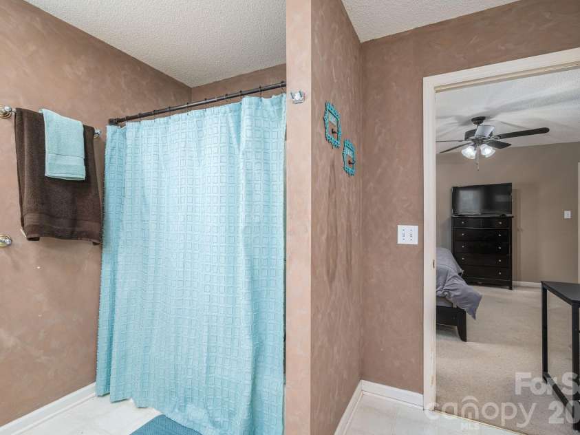 2524 Old Pond Drive, Lincolnton, NC 28092.  MLS# CAR4398772, YatesRealty ID 37352. 
