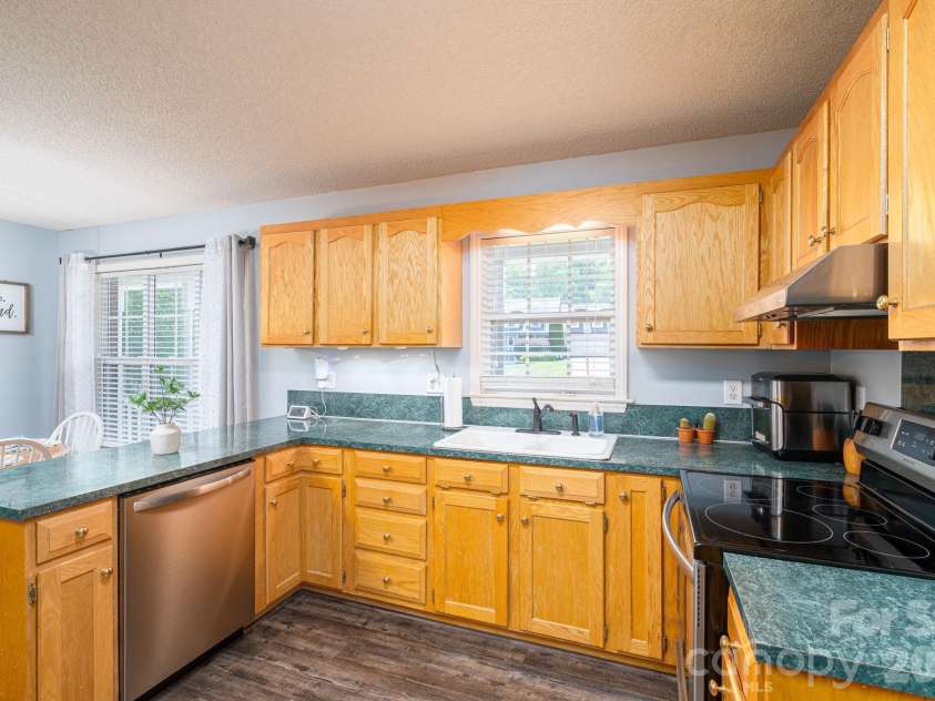 2524 Old Pond Drive, Lincolnton, NC 28092.  MLS# CAR4398772, YatesRealty ID 37352. 