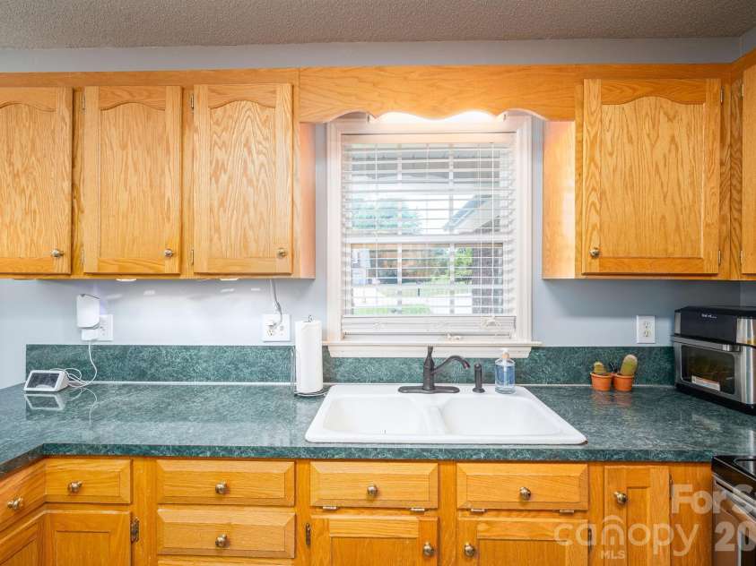 2524 Old Pond Drive, Lincolnton, NC 28092.  MLS# CAR4398772, YatesRealty ID 37352. 