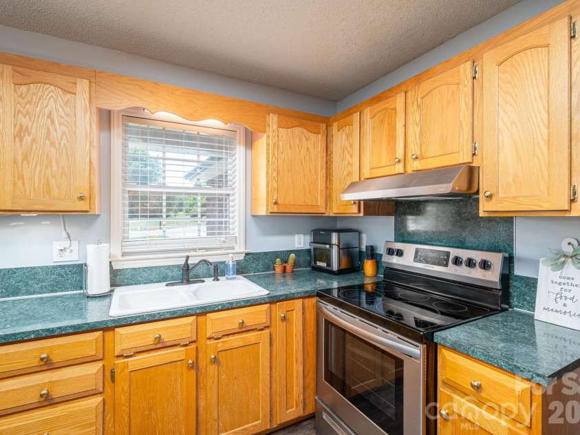 2524 Old Pond Drive, Lincolnton, NC 28092.  MLS# CAR4398772, YatesRealty ID 37352. 