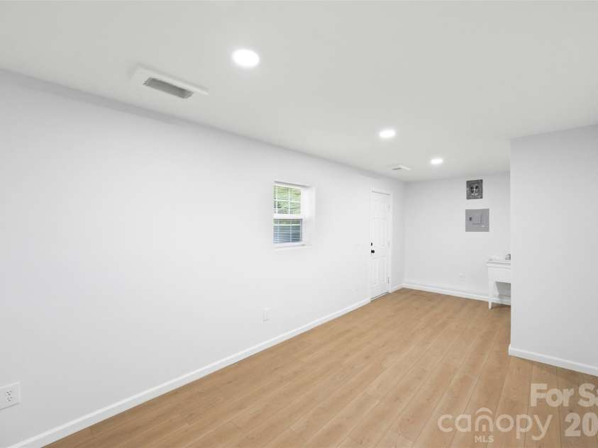 1047 White Plains Road, Charlotte, NC 28213.  MLS# CAR4392181, YatesRealty ID 37353. Basement Bonus Room